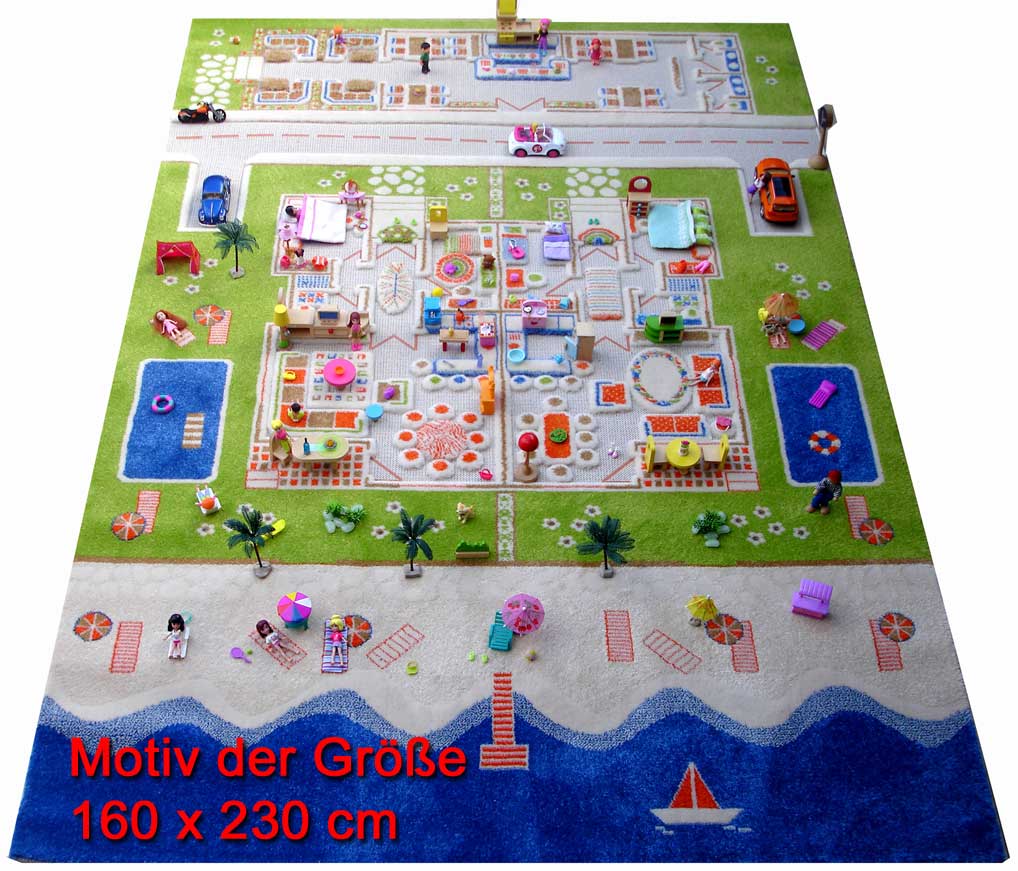 Spielteppich mit Pool im Garten