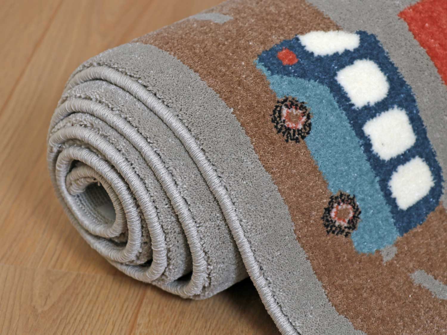 Taupe als Grundfarbe des schönen Kinderteppichs