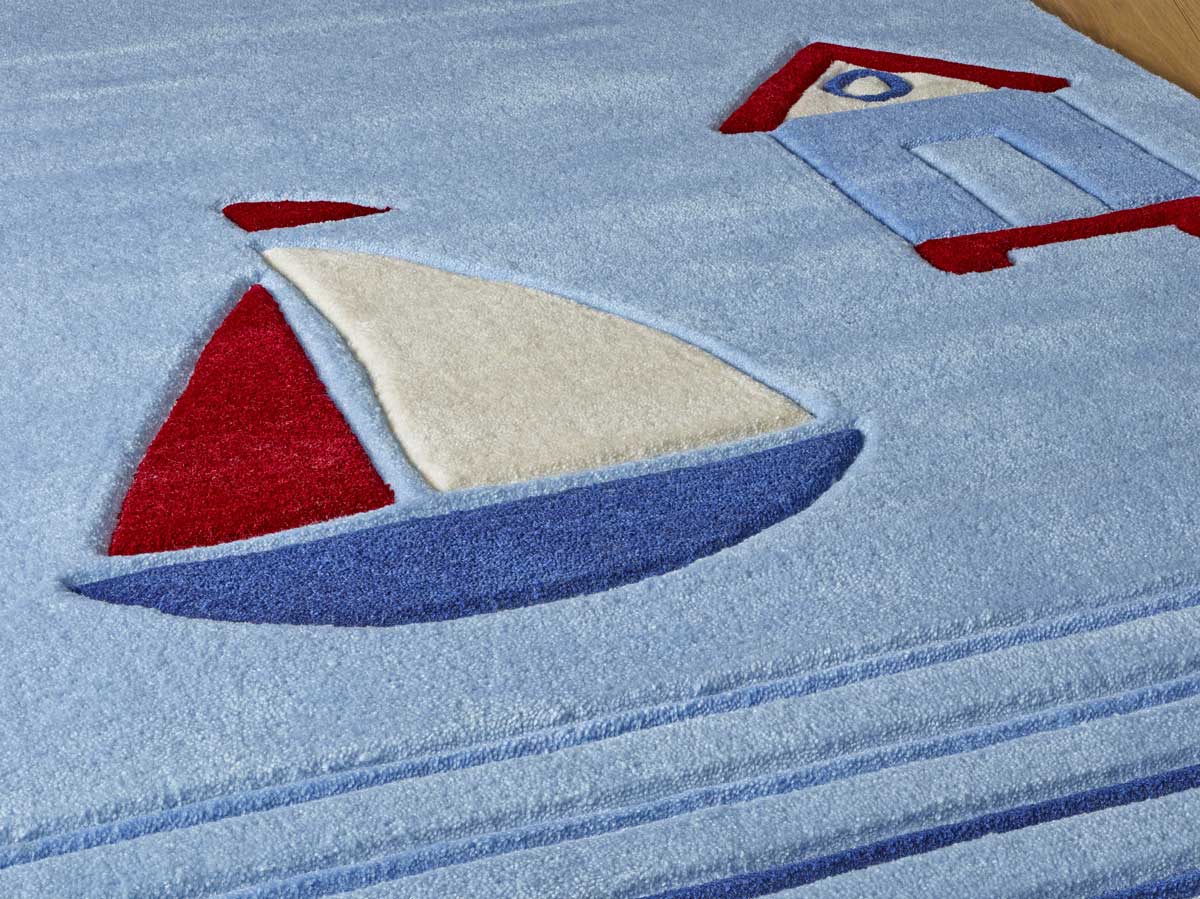 Detailfoto des Segelboots und des Bootshauses auf dem Teppich