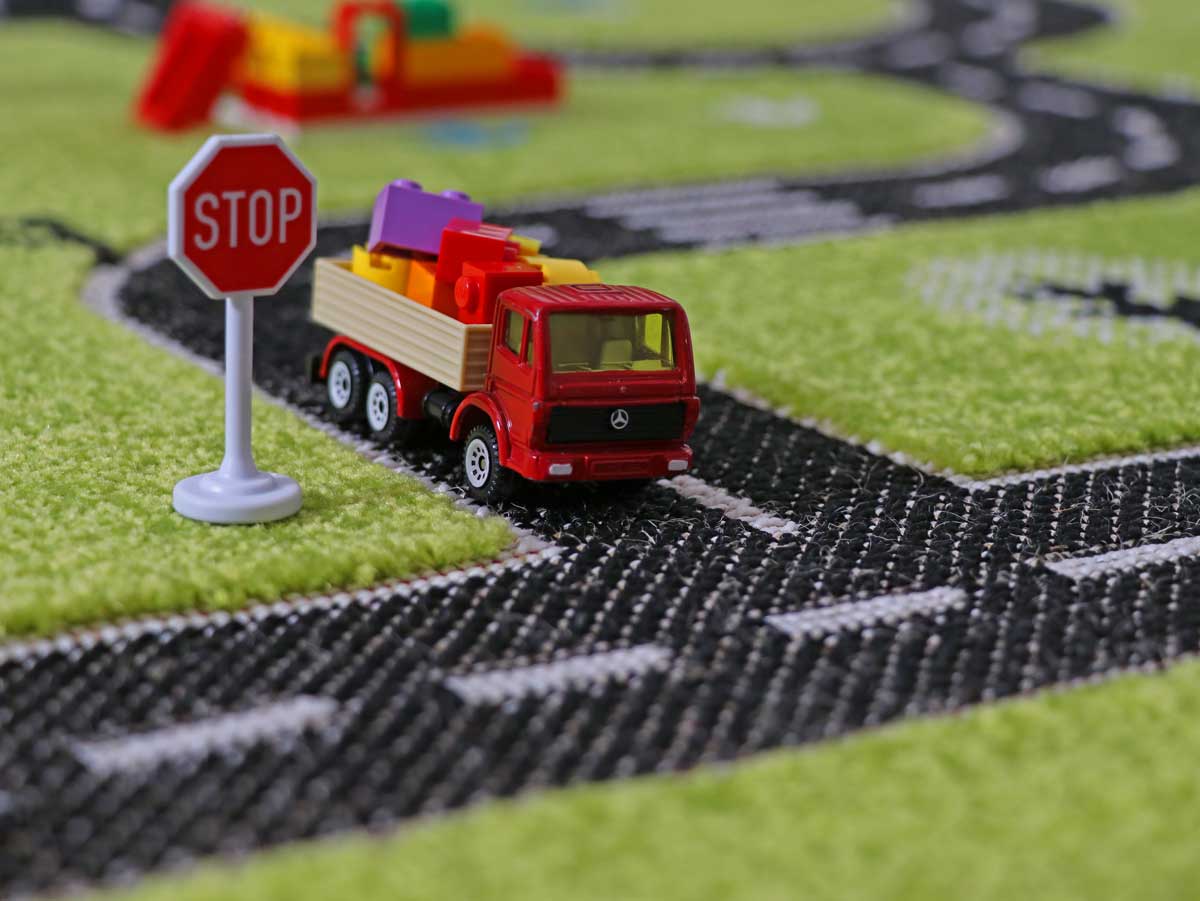 Detailaufnahme einer Straßenkreuzung mit einem LKW, der Legosteine geladen hat